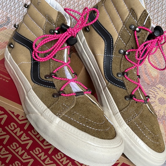 Vans WMNS Sk8-Hi Echo Dx
(Hairy Suede) Butternut/T
VNOA7Q50B75
Sneakers - Picture 8 of 16